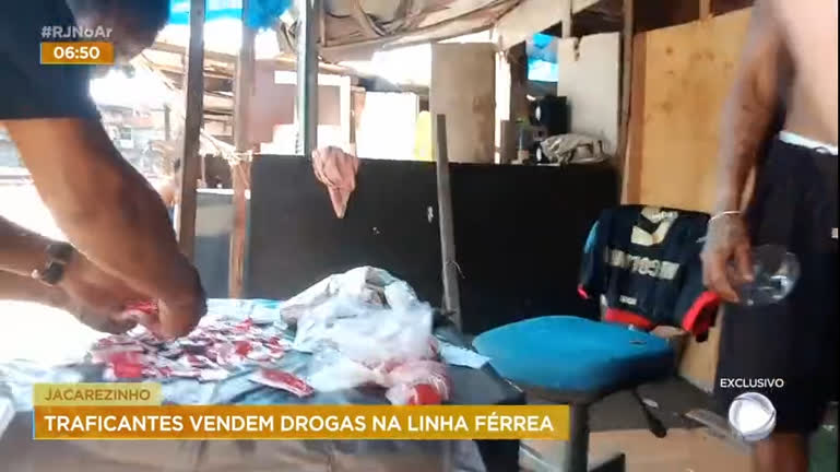 Vídeo: Traficantes vendem drogas na linha do trem na zona norte do Rio