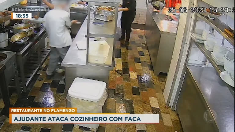 Vídeo: Cozinheiro é atacado com golpes de faca na zona sul do Rio