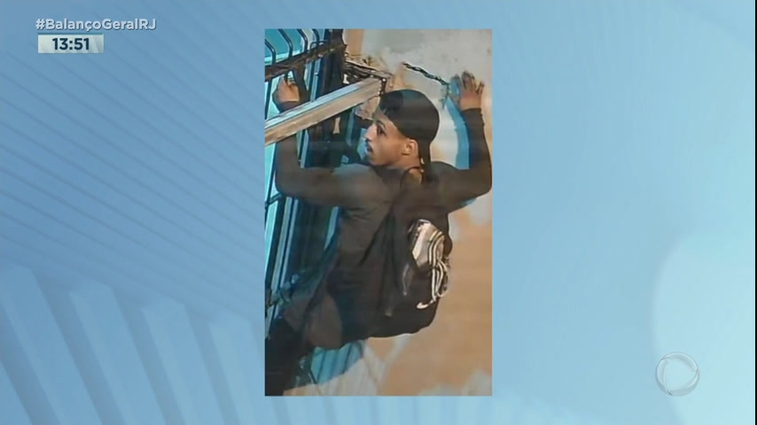 Vídeo: Homem invade e furta vila de casas na zona norte do Rio de Janeiro