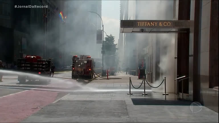 Vídeo: Tradicional joalheria Tiffany's pega fogo em Nova York, nos Estados Unidos