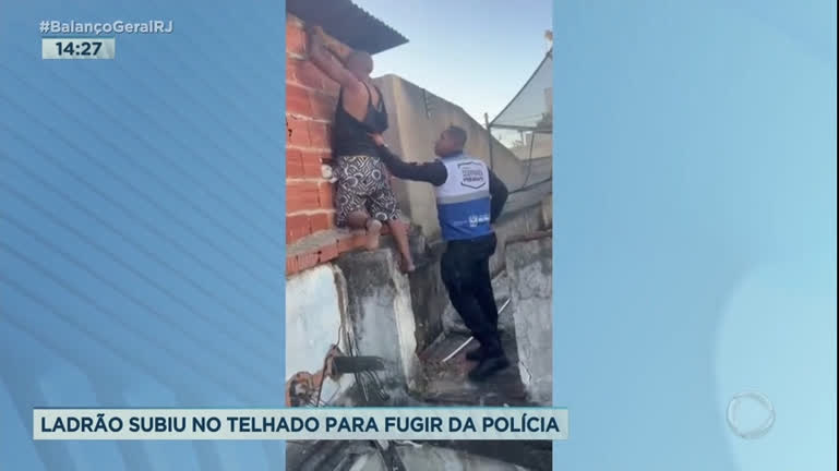 Vídeo: Homem é preso ao tentar se esconder em telhado para fugir da polícia no RJ