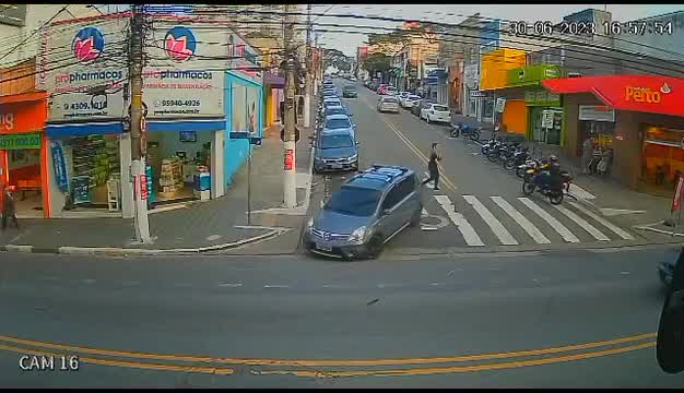 Vídeo: Vídeo registra momento em que homem é atropelado por moto em Mauá (SP)