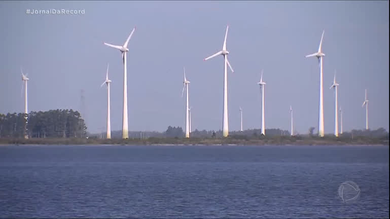 Vídeo: Governo federal e Aneel fazem leilão das linhas de transmissão de energia renovável
