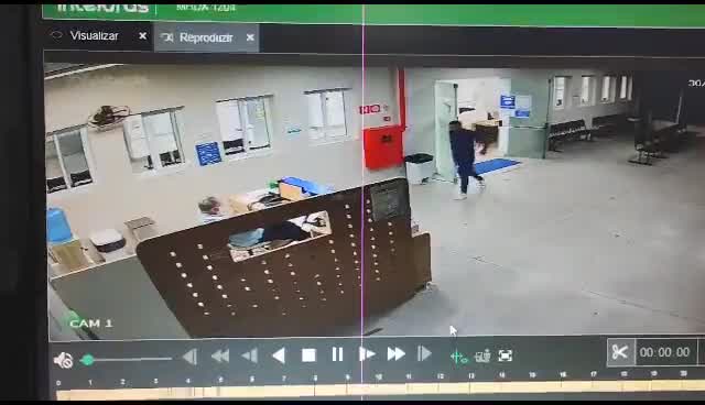 Vídeo: Câmera registra o momento em que funcionário de hospital em Marília (SP) é agredido a socos