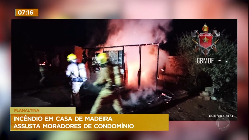 Vídeo: Casa de madeira pega fogo em condomínio no DF