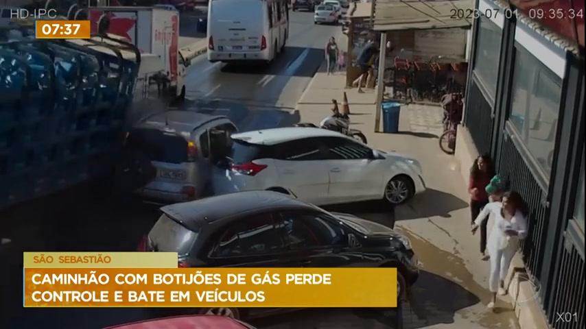 Vídeo: Caminhão carregado com botijões perde o freio e atinge sete veículos em São Sebastião (DF)
