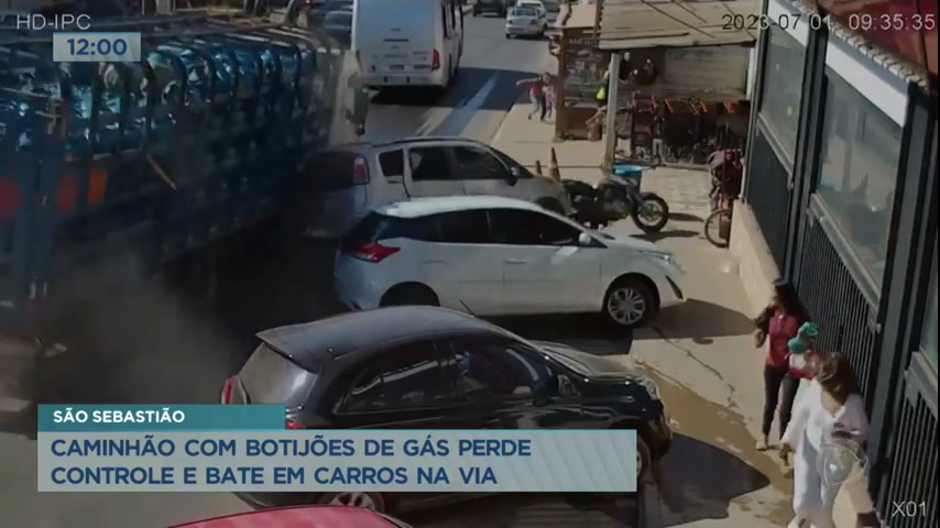 Vídeo: Caminhão com botijões perde o freio e atinge sete veículos no DF
