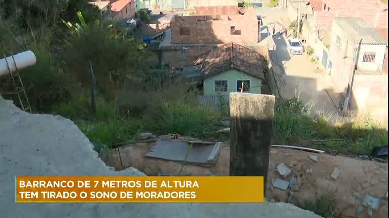 Vídeo: Barranco de 7 metros de altura causa preocupação para moradores de Vespasiano (MG)