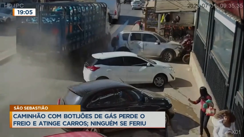 Vídeo: Caminhão com botijões perde o freio e atinge carros em São Sebastião