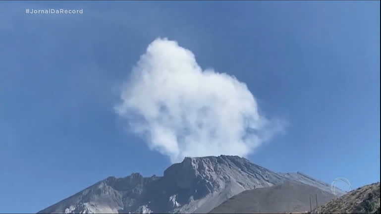 Vídeo: No Peru, autoridades sobem nível de alerta após vulcão Ubinas lançar cinzas com maior intensidade