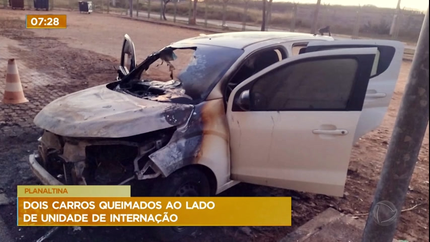 Vídeo: Dois carros são queimados em unidade de internação de Planaltina