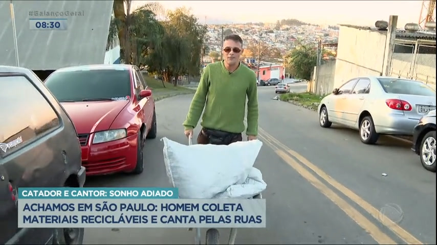 Vídeo: Homem ganha a vida catando recicláveis e cantando pelas ruas de SP