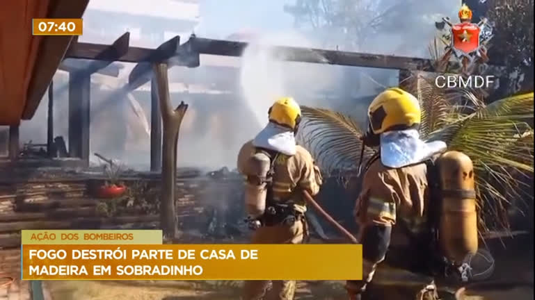 Vídeo: Casa de madeira pega fogo em Sobradinho (DF)