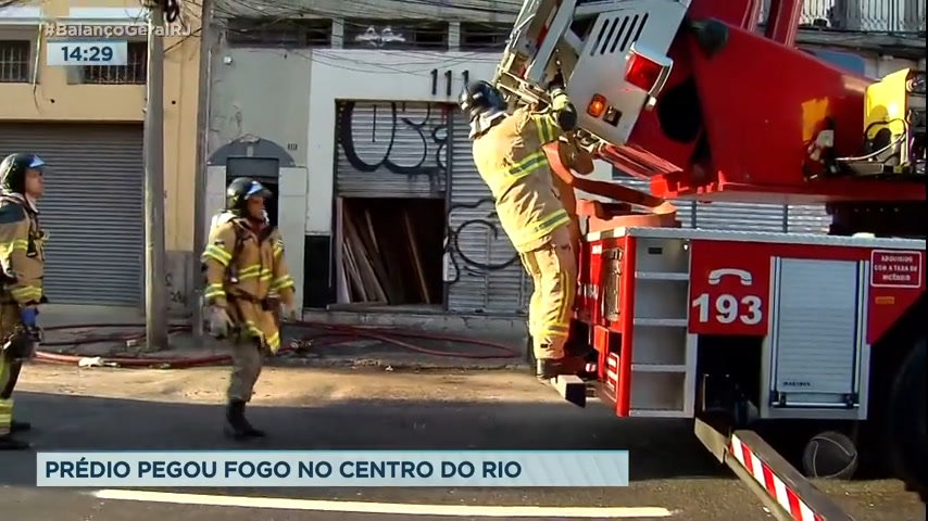 Vídeo: Prédio pega fogo no centro do Rio; a causa ainda é investigada