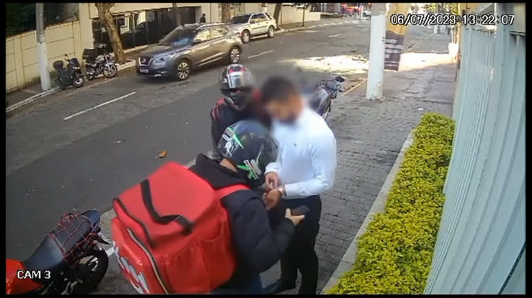 Vídeo: Vídeo: pedestre é assaltado por falsos entregadores em Moema