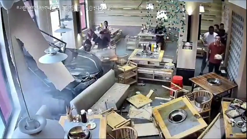 Vídeo: JR de Olho : carro invade restaurante e deixa dois feridos na China