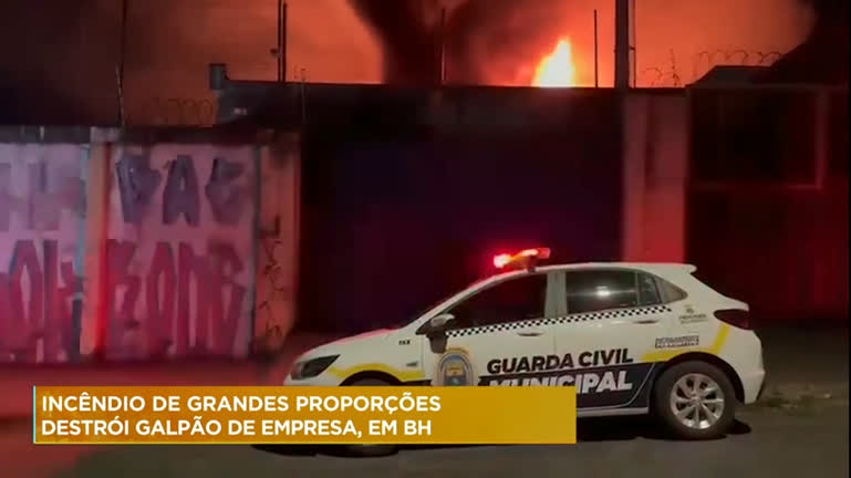 Vídeo: Incêndio de grandes proporções destrói galpão de empresa em Belo Horizonte