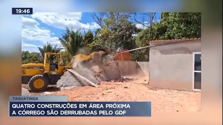Vídeo: GDF derruba construções em área próxima a córrego de Taguatinga
