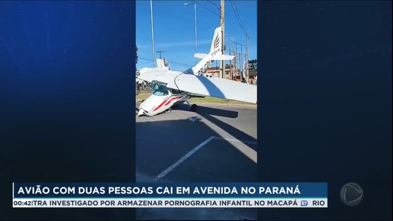 Vídeo: Avião de pequeno porte cai em avenida de União Vitória (PR)
