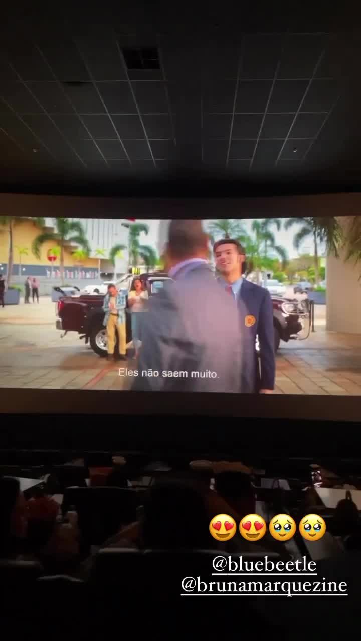 Vídeo: Bruna Marquezine vai ao cinema e se emociona ao ver trailer de seu primeiro filme em Hollywood