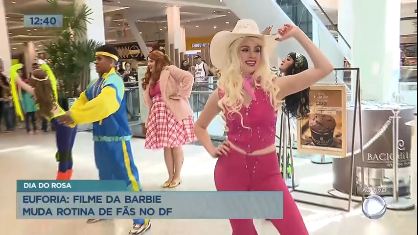 Vídeo: Estreia de filme da Barbie muda rotina de fãs no DF