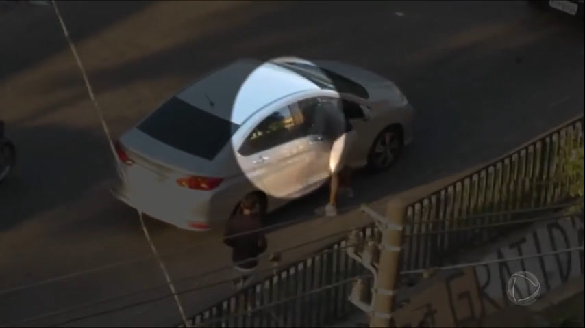 Vídeo: Ladrões jogam pedras nas janelas de carros para quebrar vidros e roubar celulares