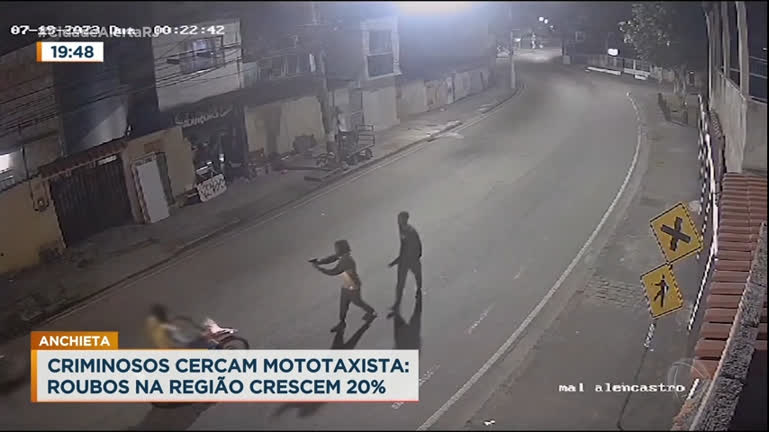 Vídeo: Câmeras registram assalto a mototaxista em Ancheita, zona norte do Rio