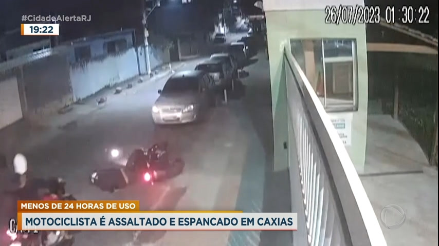 Vídeo: Motociclista é assaltado e espancado na Baixada Fluminense (RJ)