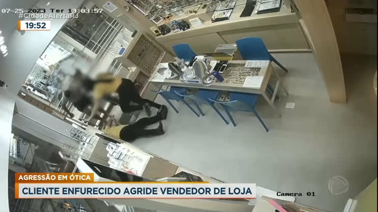 Vídeo: Vendedor é agredido em galeria na zona sul do Rio