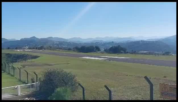 Vídeo: Monomotor encosta asa em pista de posto após rajada de vento em SC