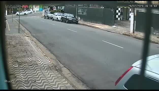 Vídeo: Vídeo: criminosos atiram em policial dentro de estacionamento