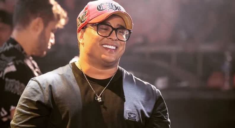 Kauan, da dupla com Matheus, joga microfone no palco e deixa show;  sertanejo diz que sofre de ansiedade