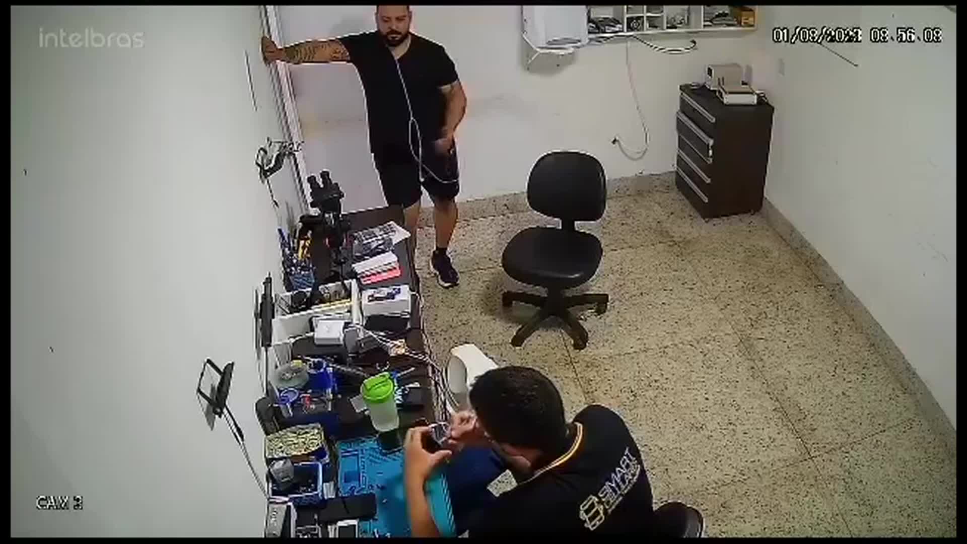 Celular explode nas mãos de adolescente em Goiânia 