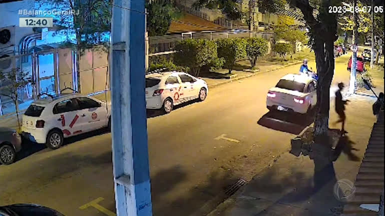 Vídeo: Câmera de segurança flagra assalto a mãe e filha em Niterói, no Rio