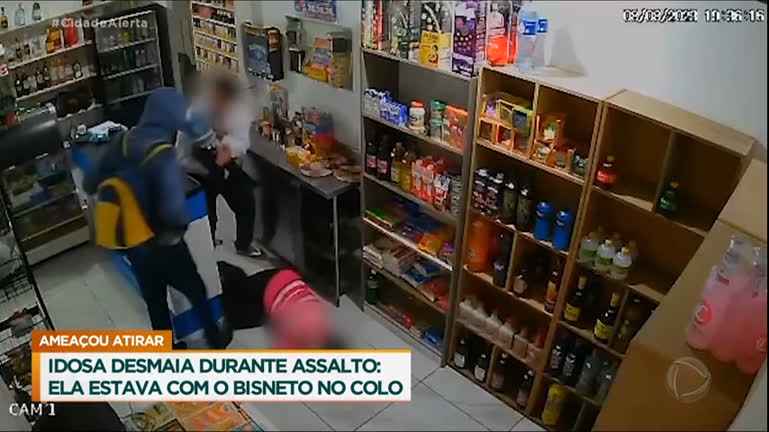Vídeo: Idosa desmaia com o bisneto no colo durante assalto
