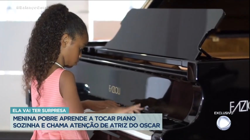 Menina aprende a tocar piano com música online para ensino à