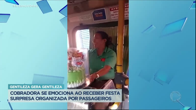 Vídeo: Cobradora de ônibus recebe festa surpresa organizada por passageiros