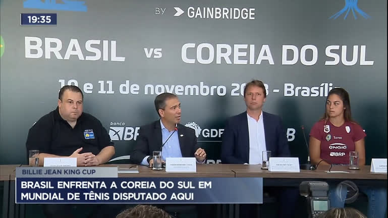 Embaixador da Coreia vê jogo com brasileiros e canta Raça Negra