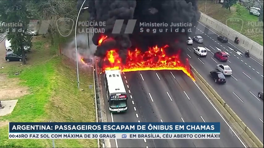 Vídeo: Passageiros escapam de ônibus em chamas em Buenos Aires, na Argentina