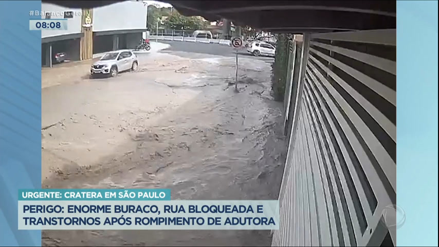Vídeo: SP: enorme buraco é aberto em rua após rompimento de adutora na zona sul