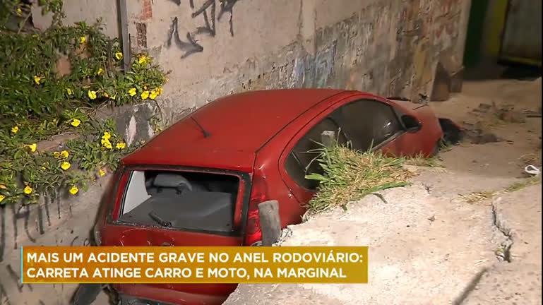 Carreta atinge moto e joga carro em barranco no Anel Rodoviário em Belo Horizonte
