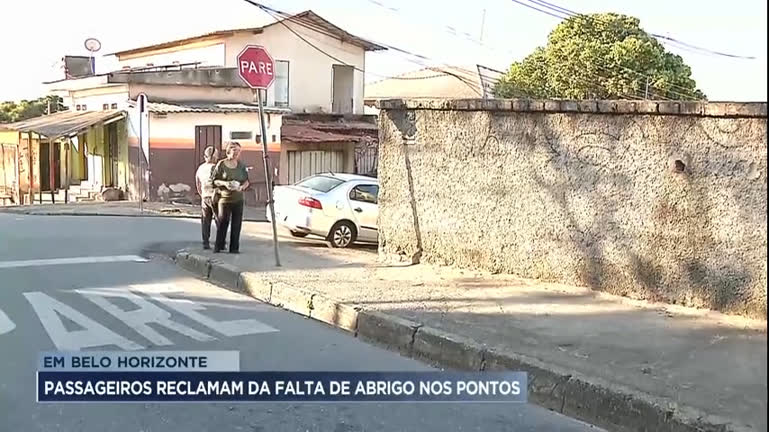 Passageiros de Belo Horizonte reclamam da falta de abrigos em pontos de ônibus