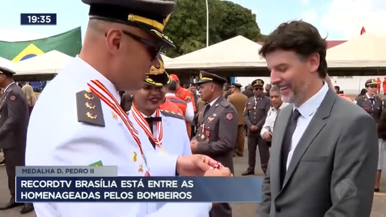 Vídeo: Record TV Brasília recebe homenagem do Corpo de Bombeiros