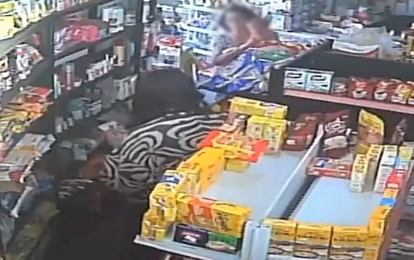 Vídeo: Homem esfaqueia mulher com criança no colo em mercadinho de SP