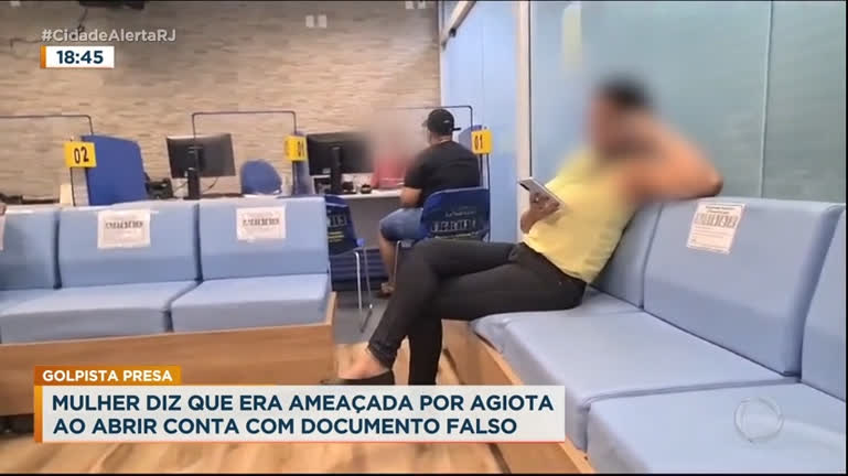 Vídeo: Mulher é presa por estelionato na saída de um banco, no Rio