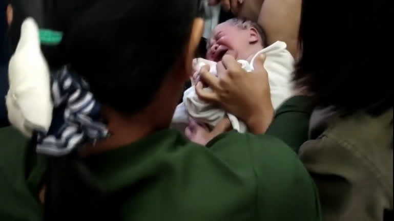 Vídeo: Grávida dá à luz após avião decolar, em meio a poltronas, sem médico a bordo e com ajuda de passageiros