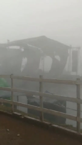 Imagens impressionantes: Festa do Peão Boiadeiro em MG é cancelada após  chuva destruir palco e arquibancada