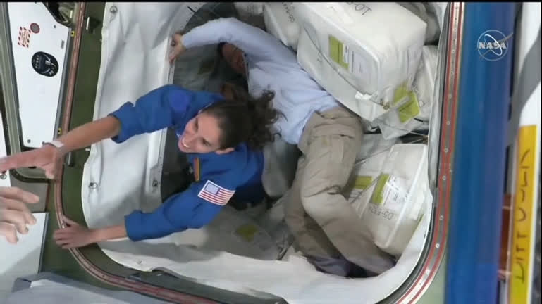 Vídeo: Astronautas russo e americanos se abraçam com chegada de nave Dragon à Estação Espacial; assista