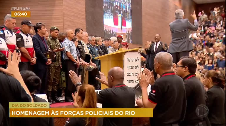 Vídeo: Centenas de militares são homenageados em comemoração ao Dia do Soldado no Rio