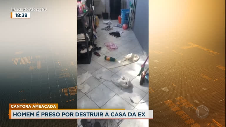 Vídeo: Homem é preso suspeito de destruir a casa da ex-namorada, que é cantora, no Rio